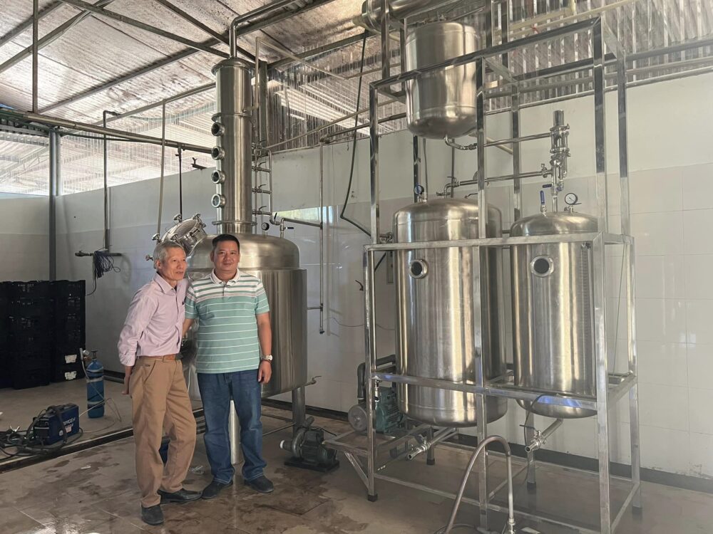 THÁP RƯỢU CHÂN KHÔNG