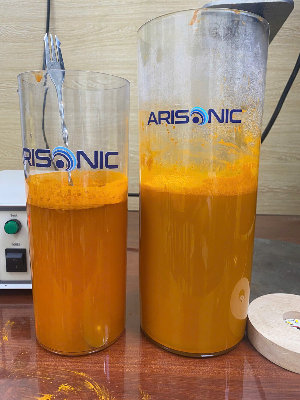 khuấy bột curcumin